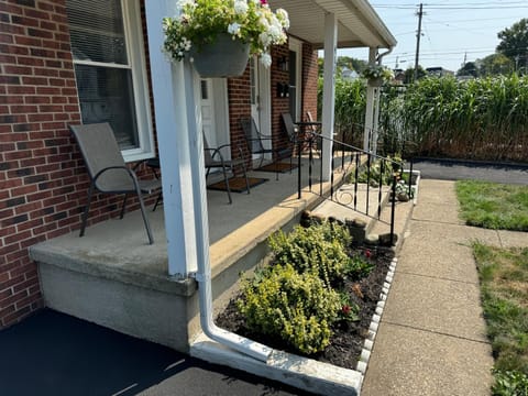 Downtown Willoughby Historic District Gem #2 Apartment in Willoughby