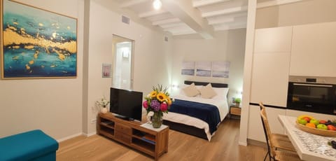 Communal lounge/ TV room, Bed, Kitchen or kitchenette, Living room, Photo of the whole room, Dining area