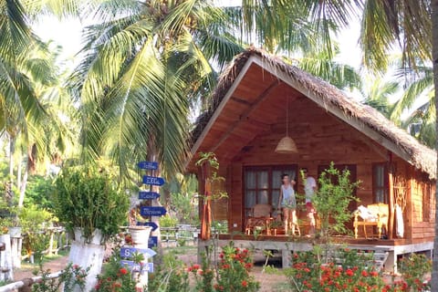 On site, Garden view, group of guests