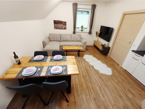 TV and multimedia, Living room, Seating area, Dining area