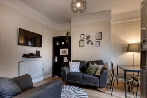 Vibrant Artist Hideaway by Centre Parking Apartment in Liverpool