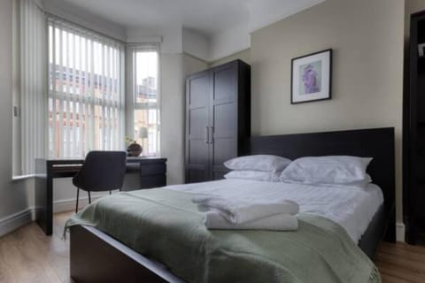 Vibrant Artist Hideaway by Centre Parking Apartment in Liverpool
