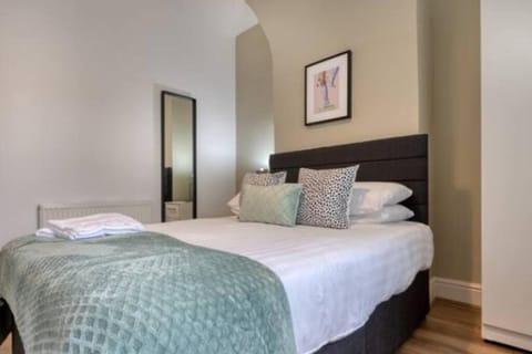 Vibrant Artist Hideaway by Centre Parking Apartment in Liverpool