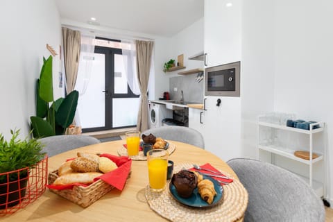 Kitchen or kitchenette, Lobby or reception, Breakfast, microwave, stove, kitchen
