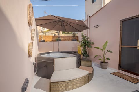 Patio, Day, Hot Tub, Hot Tub, Balcony/Terrace, Seating area