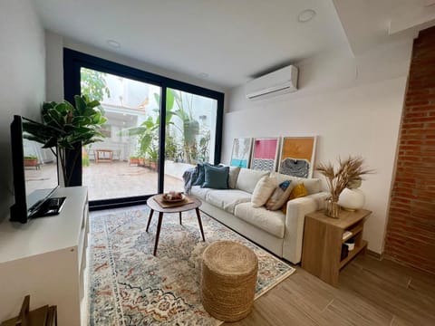 TV and multimedia, Living room, Seating area, air conditioner