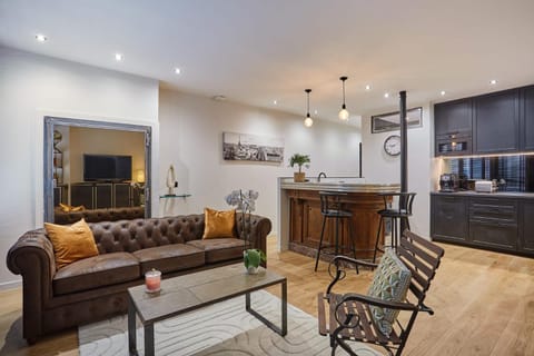 Kitchen or kitchenette, Seating area