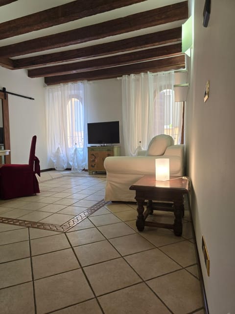 TV and multimedia, Living room, Seating area, Evening entertainment