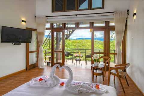 Bed, Natural landscape, TV and multimedia, View (from property/room), Balcony/Terrace, Photo of the whole room, Dining area, Bedroom, Mountain view, towels