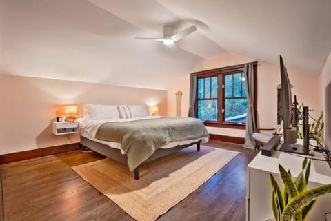 Bright Bungalow in Hip East Nashville Walk to 5 Points - Only 2 miles to Downtown House in East Nashville