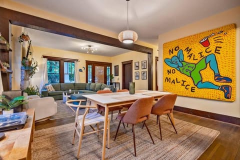 Bright Bungalow in Hip East Nashville Walk to 5 Points - Only 2 miles to Downtown House in East Nashville