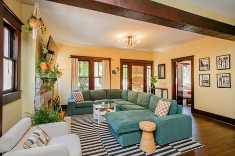 Bright Bungalow in Hip East Nashville Walk to 5 Points - Only 2 miles to Downtown House in East Nashville