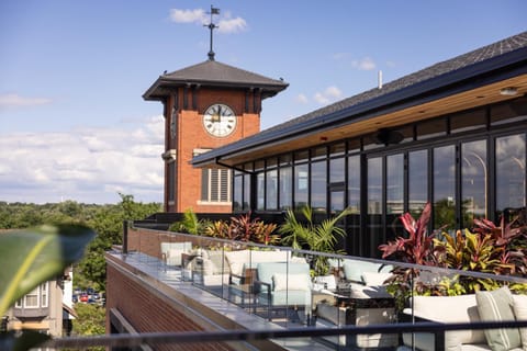 Restaurant/places to eat, Balcony/Terrace