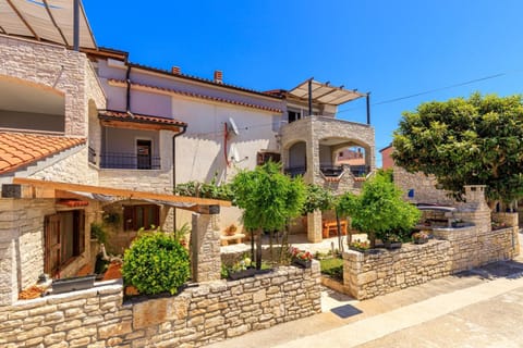 Property building, Patio, Facade/entrance