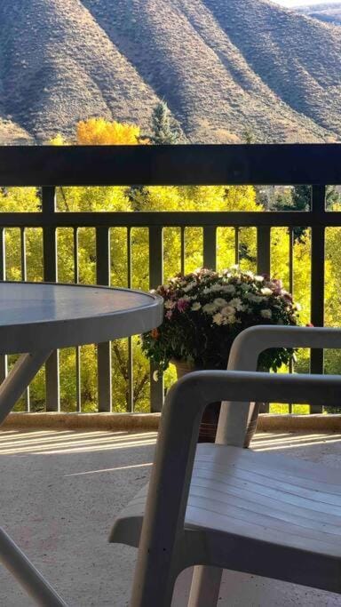 View (from property/room), Balcony/Terrace, Mountain view