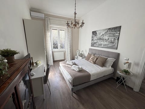 Bed, TV and multimedia, Living room, Photo of the whole room, Seating area, Bedroom, internet, wardrobe