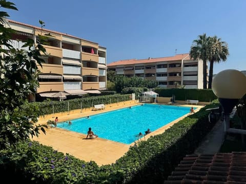 Property building, Day, Swimming pool