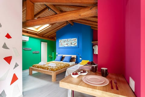 Bed, Living room, Food and drinks, Photo of the whole room, Seating area, Dining area, Bedroom, Food, towels