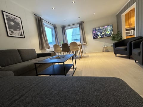 TV and multimedia, Living room, Photo of the whole room, Seating area, Dining area