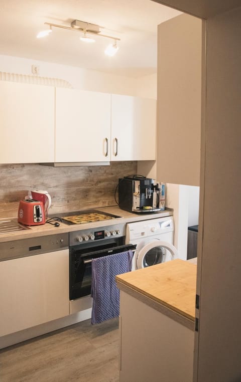 Coffee/tea facilities, Kitchen or kitchenette, dishwasher, oven, stove, toaster, washing machine