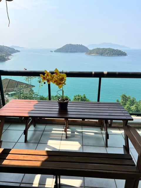 Natural landscape, View (from property/room), Balcony/Terrace, Dining area, Sea view