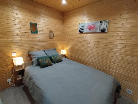 Bed, Night, Photo of the whole room, Bedroom, towels