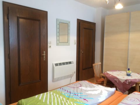 Photo of the whole room, Decorative detail