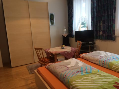 Photo of the whole room, Decorative detail