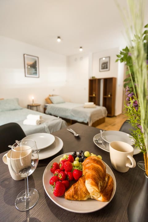 Bed, Food and drinks, Photo of the whole room, Seating area, Bedroom
