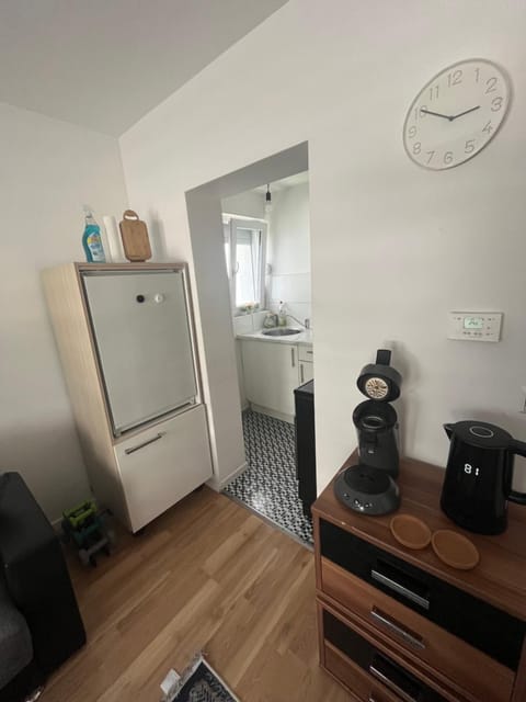 Kitchen or kitchenette, minibar