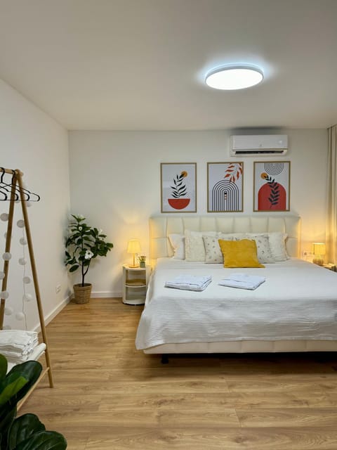 Photo of the whole room, Bedroom
