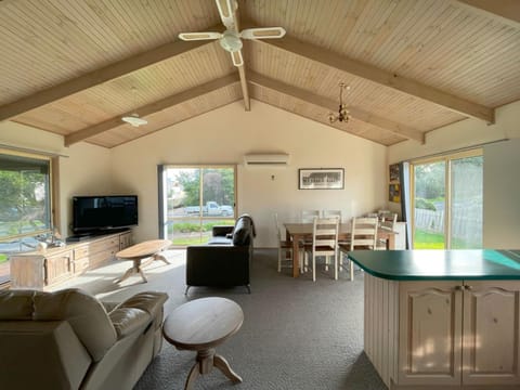 Living room, Seating area, air conditioner