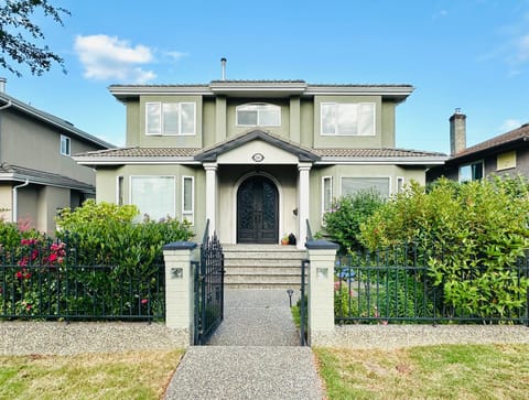 Spacious 5BR 3BA Guest Villa - 10 Min to DT - Pet Friendly, Free Parking Villa in Vancouver