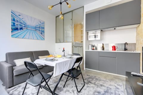 Kitchen or kitchenette, Living room, Seating area, Dining area