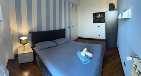 Bedroom, towels