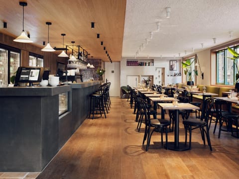 Living room, Lounge or bar, Food and drinks