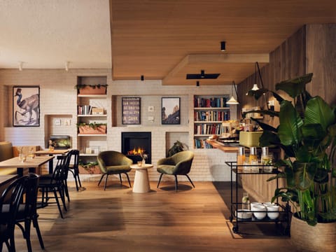 Restaurant/places to eat, Library, Living room, Lounge or bar, Seating area