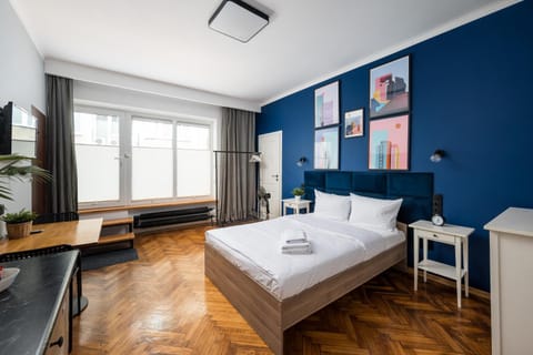 Bed, TV and multimedia, Living room, Photo of the whole room, Seating area, Bedroom