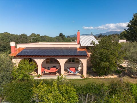 Property building, Spring, Day, Natural landscape, Garden, Garden, Seating area, Garden view, Mountain view