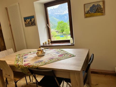 Natural landscape, Living room, Seating area, Dining area, Landmark view, Mountain view
