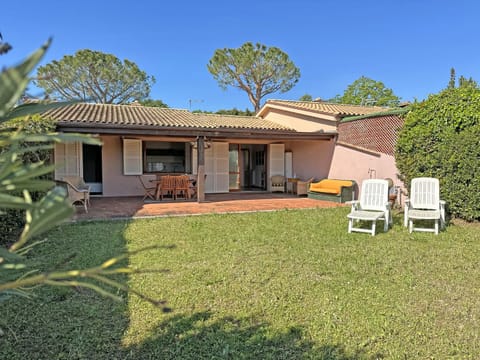 Property building, Patio, Spring, Day, Garden, Garden view, sunbed