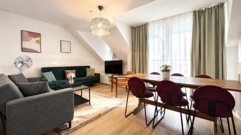Communal lounge/ TV room, TV and multimedia, Living room, Dining area, Evening entertainment