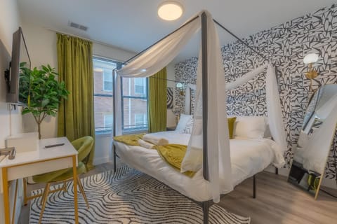 Bed, TV and multimedia, Photo of the whole room, Bedroom