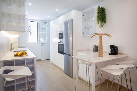 Coffee/tea facilities, Kitchen or kitchenette, Dining area, oven, stove, toaster