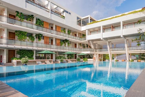 Swimming pool
