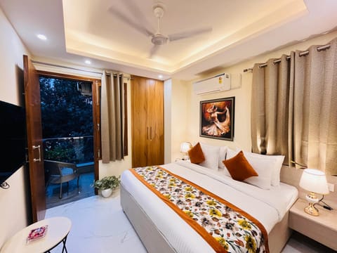 Bed, TV and multimedia, View (from property/room), wardrobe