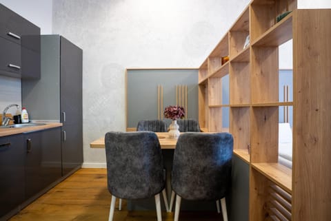 Kitchen or kitchenette, Dining area