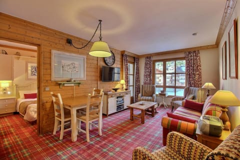 Bed, Kitchen or kitchenette, Living room, Photo of the whole room, Seating area, Dining area, Bedroom