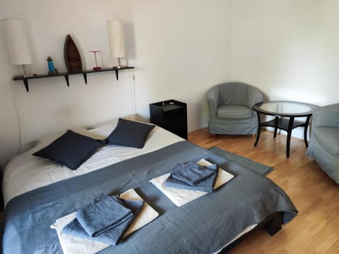 Bed, Seating area, Bedroom