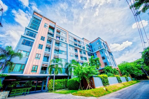 Property building, Facade/entrance, Bird's eye view, Floor plan